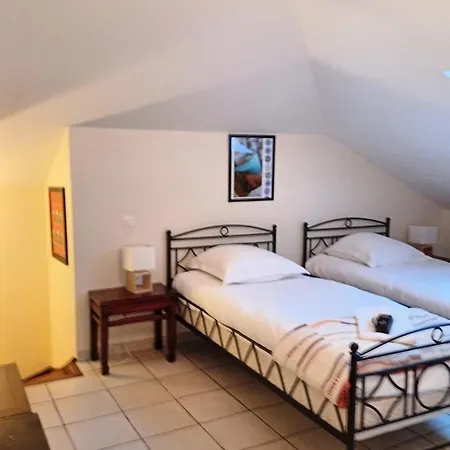 145 M Near Ocean With Pool And Garden Nyaraló
